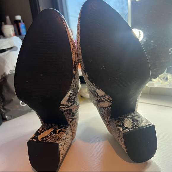 Steve Madden Black and White Ankle Booties with Chunky Heel - Picture 4 of 4